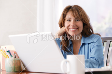 istockphoto_7740531-working-at-home latina